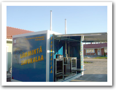 Vaunu, jossa kylmähuone, tavaratila ja savustustila, jossa 2 uunia.